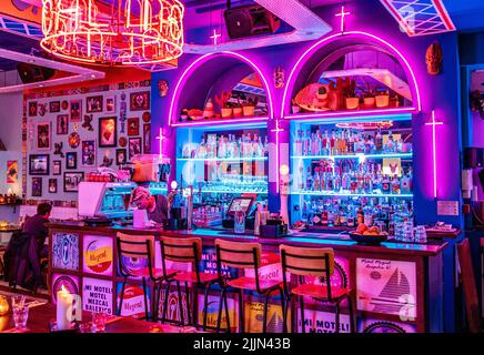L'interno del ristorante Mezcal illuminato al neon a Glasglow, Regno Unito Foto Stock