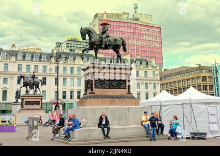 Glasgow, Scozia, Regno Unito 27th luglio 2022. La statua del principe albert, il consorte della regina vittoria, in piazza george ha ricevuto il suo onore locale a forma di cono di traffico per abbinare l'icona di fama mondiale della città il duca di wellington statua fuori della galleria d'arte moderna. Credit Gerard Ferry/Alamy Live News Foto Stock