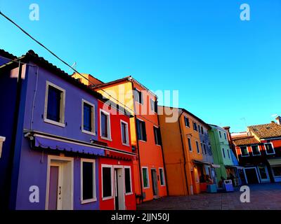 Un'immagine a basso angolo di case colorate dipinte sull'isola di Burano, Venezia, Italia Foto Stock