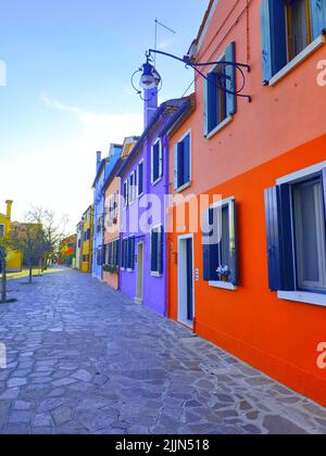 Un'immagine a basso angolo di case colorate dipinte sull'isola di Burano, Venezia, Italia Foto Stock