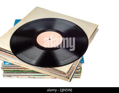 Pila di record in un pacco e un disco in cima alla pila. Spazio di copia, sfondo bianco. Foto Stock