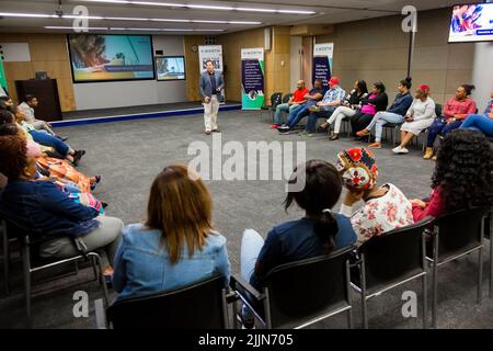 L'educatore che istruisce diversi studenti adulti sulla finanza personale a Johannesburg, Sudafrica Foto Stock