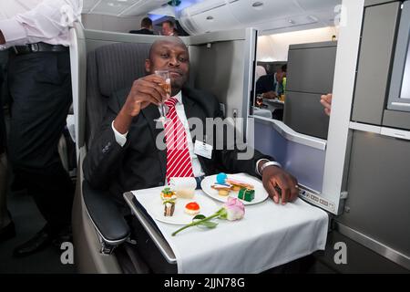 Un passeggero di classe business afro maschile a bordo della British Airways Airbus A380 Foto Stock