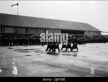 F 6 Karlsborg. Il 6/12 1940 il duca consegnò Västerbotten, Principe Gustaf Adolf, Kungl. Banner Västgöta Air Fleet. L'immagine mostra il principe insieme con il capo dell'aeronautica, il capo del personale di volo del TJF, l'Adjutant ed altri. Foto Stock