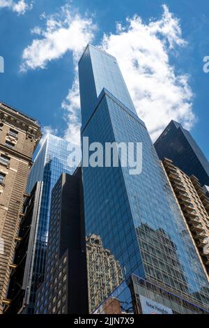 SuperTall Central Park Tower Skyscraper visto da Broadway e Times Square, New York City, USA 2022