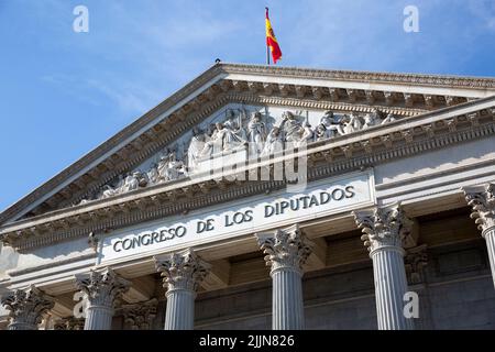 Dettaglio del frontespizio del Congresso dei deputati nella città di Madrid. Parlamento spagnolo. Palazzo Palacio de las Cortes. Foto Stock