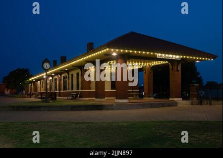 Una bella foto del restaurato deposito ferroviario Missouri Pacific di notte in Arkansas, Stati Uniti Foto Stock