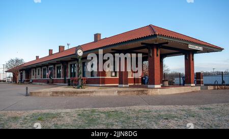 Un bel colpo di Missouri Pacific Railroad Depot restaurato contro il cielo blu in una giornata di sole in Arkansas Stati Uniti Foto Stock