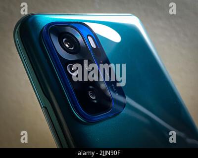 Primo piano delle fotocamere posteriori in Xiaomi Redmi Note 10 in colore verde lago con sfondo sfocato Foto Stock