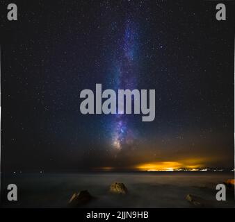 La splendida vista della Via Lattea nel cielo notturno. Foto Stock