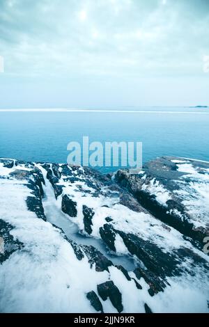 Una bella foto di un paesaggio marino sotto il cielo nuvoloso Foto Stock
