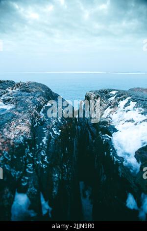Un bel colpo di mare sotto il cielo limpido Foto Stock