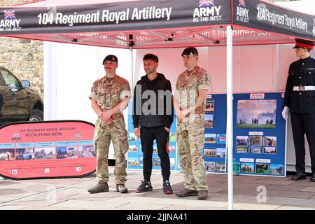 I soldati posano per fotografie con un membro del pubblico. Stand di reclutamento delle forze armate, Royal Welsh Fusiliers, Cardiff centrale, luglio 2022. Estate. Foto Stock