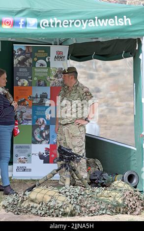 Soldato che interagisce con il pubblico, Armed Forces Recruitment Stands, Royal Welsh Fusiliers, Central Cardiff, luglio 2022. Estate. Foto Stock