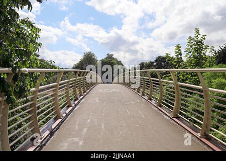 Millennium Footbridge da Bute Park ai Giardini di Sofia sul fiume Taff, nel centro di Cardiff, luglio 2022. Estate. Foto Stock