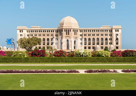 Veduta dell'edificio della Corte Suprema dell'Oman a Muscat, Sultanato dell'Oman. Foto Stock