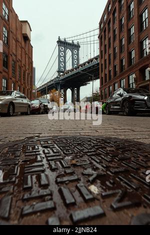 BROOKLYN, NEW YORK - 28 NOVEMBRE 2021: L'iconico ponte di Manhattan da Washington Street a Brooklyn, New York Foto Stock