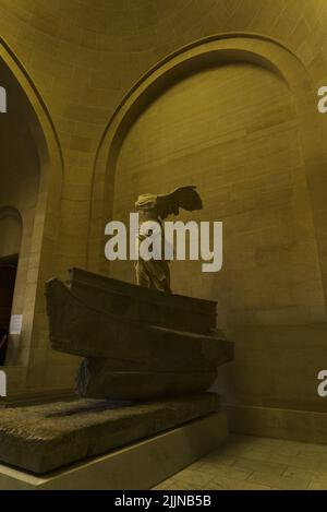 Un colpo verticale della statua di Nike nel museo del Louvre a Parigi, Francia Foto Stock