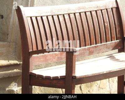 Un colpo di closeup di n panca di legno vuota Foto Stock