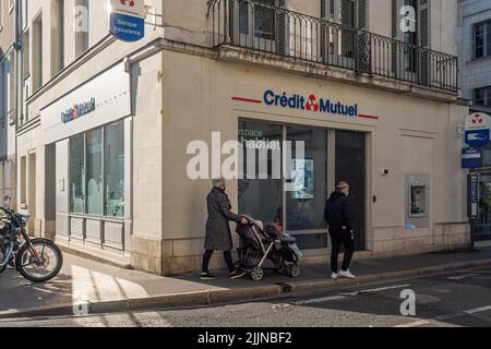 Vista ad angolo del negozio Credit Mutuel con logo e segnaletica. Foto Stock