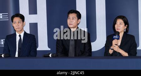 Seul, Corea del Sud. 27th luglio 2022. (Da L a R) attore e regista sudcoreano Lee Jung-jae, attori Jung Woo-Sung, Jeon Hye-jin, posa per foto durante un loro ultimo film di promozione 'Hunt' a Seoul, Corea del Sud, il 27 luglio 2022. Il film sarà pubblicato nel paese il 10 agosto. (Foto di: Lee Young-ho/Sipa USA) Credit: Sipa USA/Alamy Live News Foto Stock