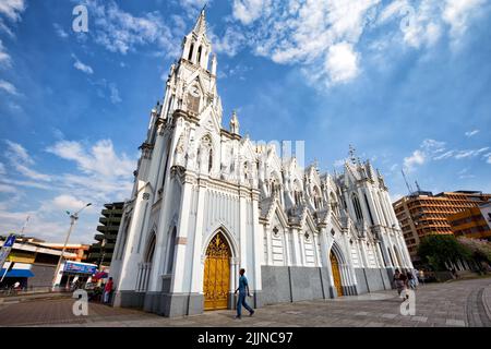 La gente passava accanto alla chiesa gotica di la Ermita a Cali, Colombia Foto Stock