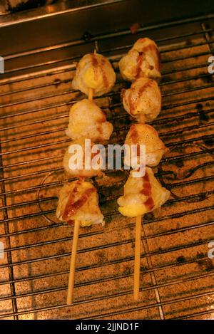 Un kebab di uova di uccello stagionate siede su un vassoio ad un mercato di giorno nel distretto di Danshui di New Taipei City, Taiwan. Foto Stock