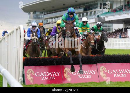 Champ Kiely e il jockey Paul Townend sulla strada per vincere la Tote sempre SP o meglio a Galway Maiden ostacoli durante il terzo giorno del Galway Races Summer Festival 2022 al Galway Racecourse nella contea di Galway, in Irlanda. Data foto: Mercoledì 27 luglio 2022. Foto Stock