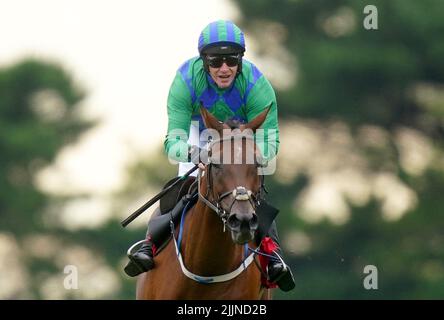 Champ Kiely e il jockey Paul Townend sulla strada per vincere la Tote sempre SP o meglio a Galway Maiden ostacoli durante il terzo giorno del Galway Races Summer Festival 2022 al Galway Racecourse nella contea di Galway, in Irlanda. Data foto: Mercoledì 27 luglio 2022. Foto Stock