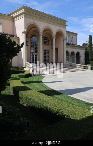 Una foto verticale di un bellissimo edificio con ingresso ad arco nel mezzo di una vineria nella contea di Sonoma, California Foto Stock