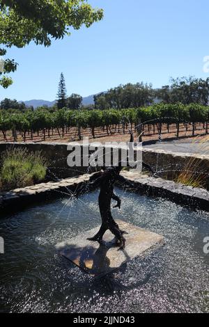 Un colpo verticale di una fontana creativa in una forma di un albero a Napa Valley, California, USA Foto Stock