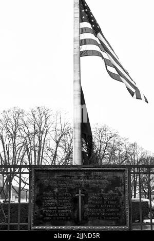 Un colpo di monumento in scala di grigi ai soldati ha partecipato alla seconda guerra mondiale Foto Stock