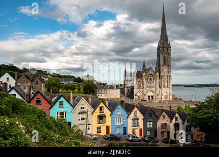 Mazzo di case di carte e la cattedrale di st Colmans a Cobh città Irlanda Europa Cork County Foto Stock