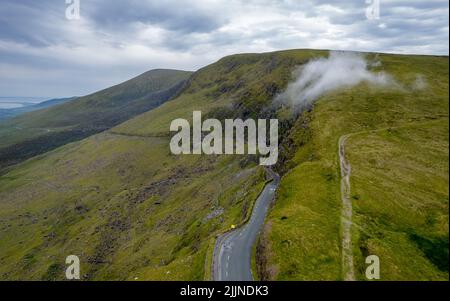 Passo di montagna con strada stretta e tortuosa Conor passare brandon montagna Dingle penisola Irlanda Foto Stock
