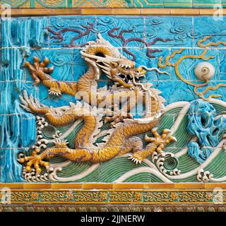 Dragon (numero 1 da sinistra) sul Nine-Dragon-Wall di Pechino (costruito nel 1756) Foto Stock