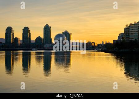 Vancouver, British Columbia, Canada – 18 novembre 2018. False Creek Science World e Towers Dawn. Il sole del mattino riflette fuori dai condomini di Yaletown dentro Foto Stock