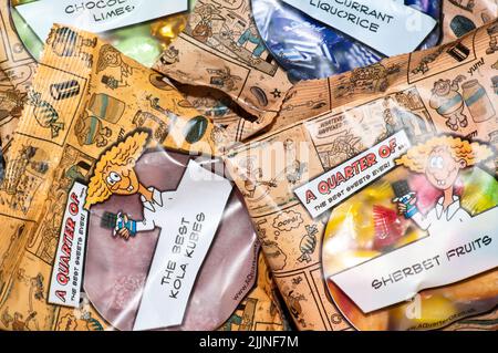 Sacchetti di dolci retro come Chocolate Limes Blacurrant Liqoricw Sherbet Fruits e Kola Kubes forniti da un quarto di Foto Stock