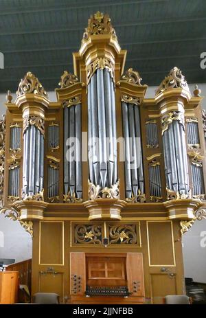 Engerhafe, Germania - Luglio 8 2022 il sorprendente organo a tubo barocco in una piccola chiesa. Fu prodotto nel 1775 da Hinrich Just Müller. Foto Stock