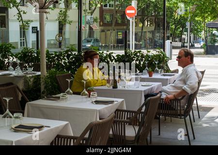 Madrid, Spagna--17 giugno 2022. Foto orizzontale di una coppia che cenano all'aperto in un caffè a Madrid. Foto Stock