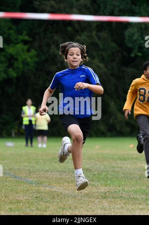 Gran Bretagna 2022 Junior scuola primaria sport giorno ragazzi corsa Foto Stock