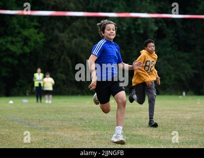 Gran Bretagna 2022 Junior scuola primaria sport giorno ragazzi corsa Foto Stock