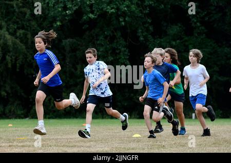 Gran Bretagna 2022 Scuola sport giorno ragazzi corsa Foto Stock