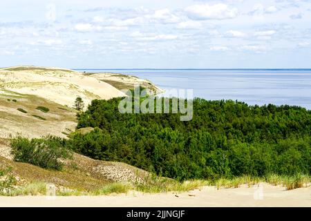 Il bellissimo paesaggio delle dune di sabbia di Curonian Spit e della Laguna Curoniana del Mar Baltico, che è iscritto nella Lista del Patrimonio Mondiale dell'UNESCO Foto Stock