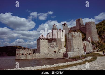 La fortezza medievale di Golubac costruita sulle rive del Danubio vicino alla porta di ferro, Serbia Foto Stock