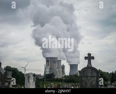 Cruas, Francia. 01st ago 2015. Le torri di raffreddamento della centrale nucleare Cruas nel dipartimento di Ardeche nella regione Auvergne-Rhone-Alpes della Francia con un cimitero di fronte ad essa. Credit: Frank Rumpenhorst/dpa/Alamy Live News Foto Stock