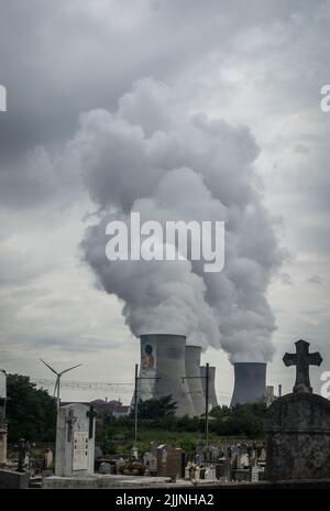 Cruas, Francia. 01st ago 2015. Le torri di raffreddamento della centrale nucleare Cruas nel dipartimento di Ardeche nella regione Auvergne-Rhone-Alpes della Francia con un cimitero di fronte ad essa. Credit: Frank Rumpenhorst/dpa/Alamy Live News Foto Stock