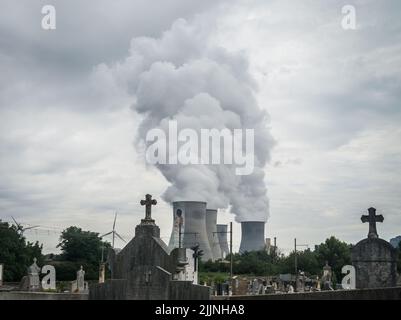Cruas, Francia. 01st ago 2015. Le torri di raffreddamento della centrale nucleare Cruas nel dipartimento di Ardeche nella regione Auvergne-Rhone-Alpes della Francia con un cimitero di fronte ad essa. Credit: Frank Rumpenhorst/dpa/Alamy Live News Foto Stock