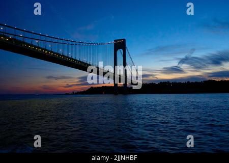 Un bel colpo del ponte Verrazzano-Narrows in serata al tramonto Foto Stock