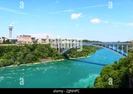 Il cielo blu sul Rainbow International Bridge durante l'estate Niagara Falls Foto Stock