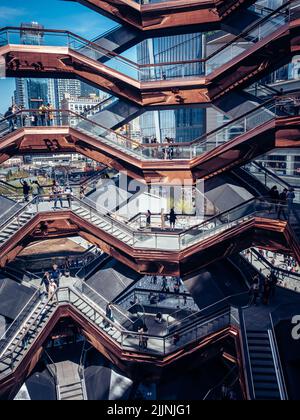 Un colpo verticale di gente che cammina intorno alla nave a New York City Foto Stock